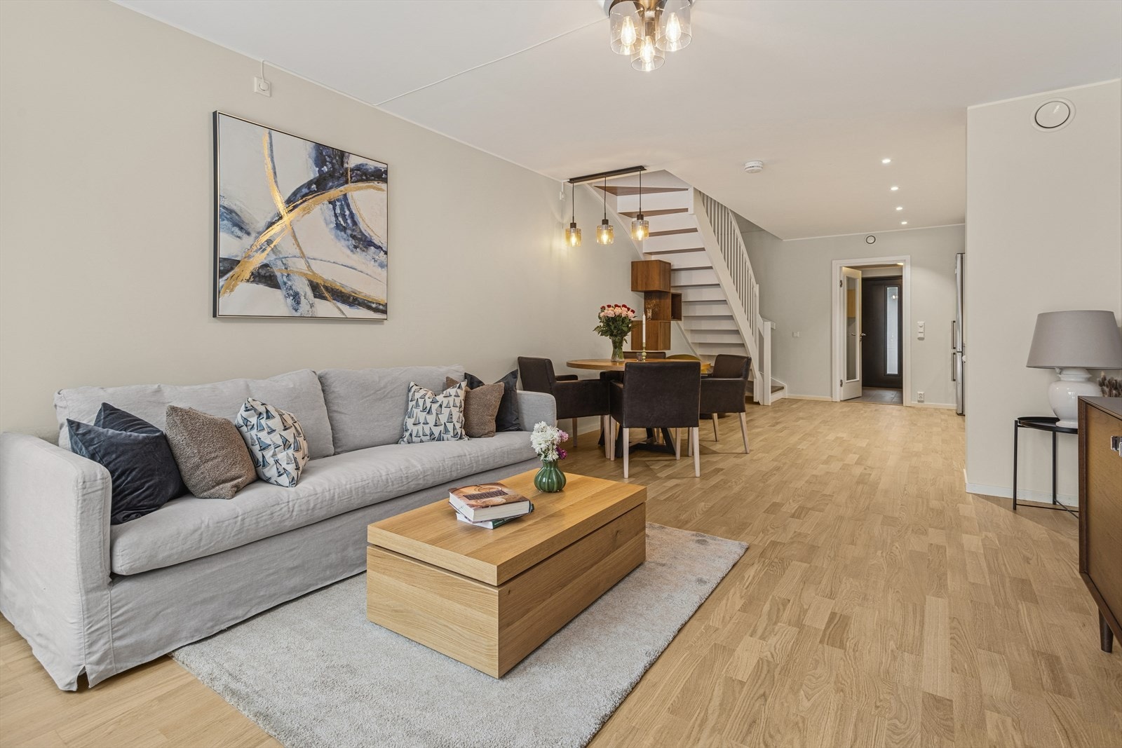 Stuen er av meget god størrelse med plass til stor sofagruppe og spisestue. Galleribilde