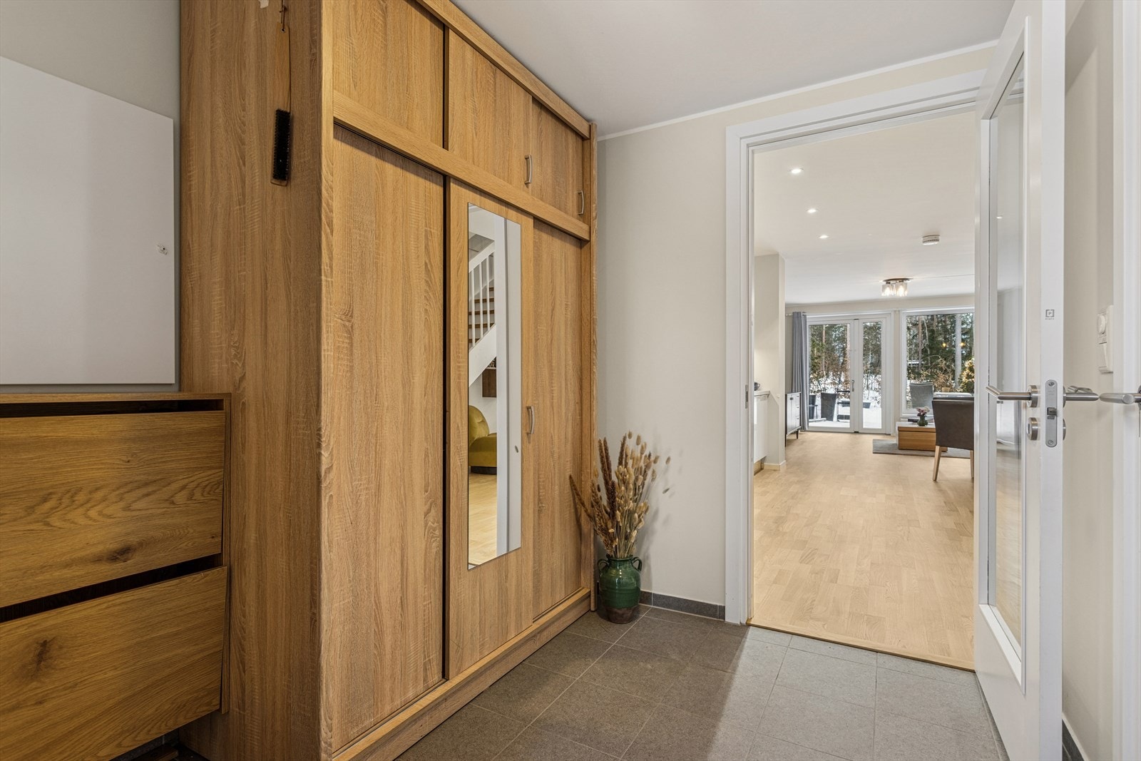 Flislagt entré med vannbåren gulvvarme. Boligen har god lagringsplass i innvendig bod i 2.etasje og utvendig sportsbod. Galleribilde