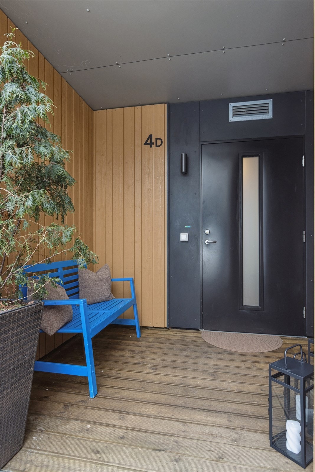 Overbygget inngangsparti hvor det er hyggelig å ta morgenkaffen. Galleribilde