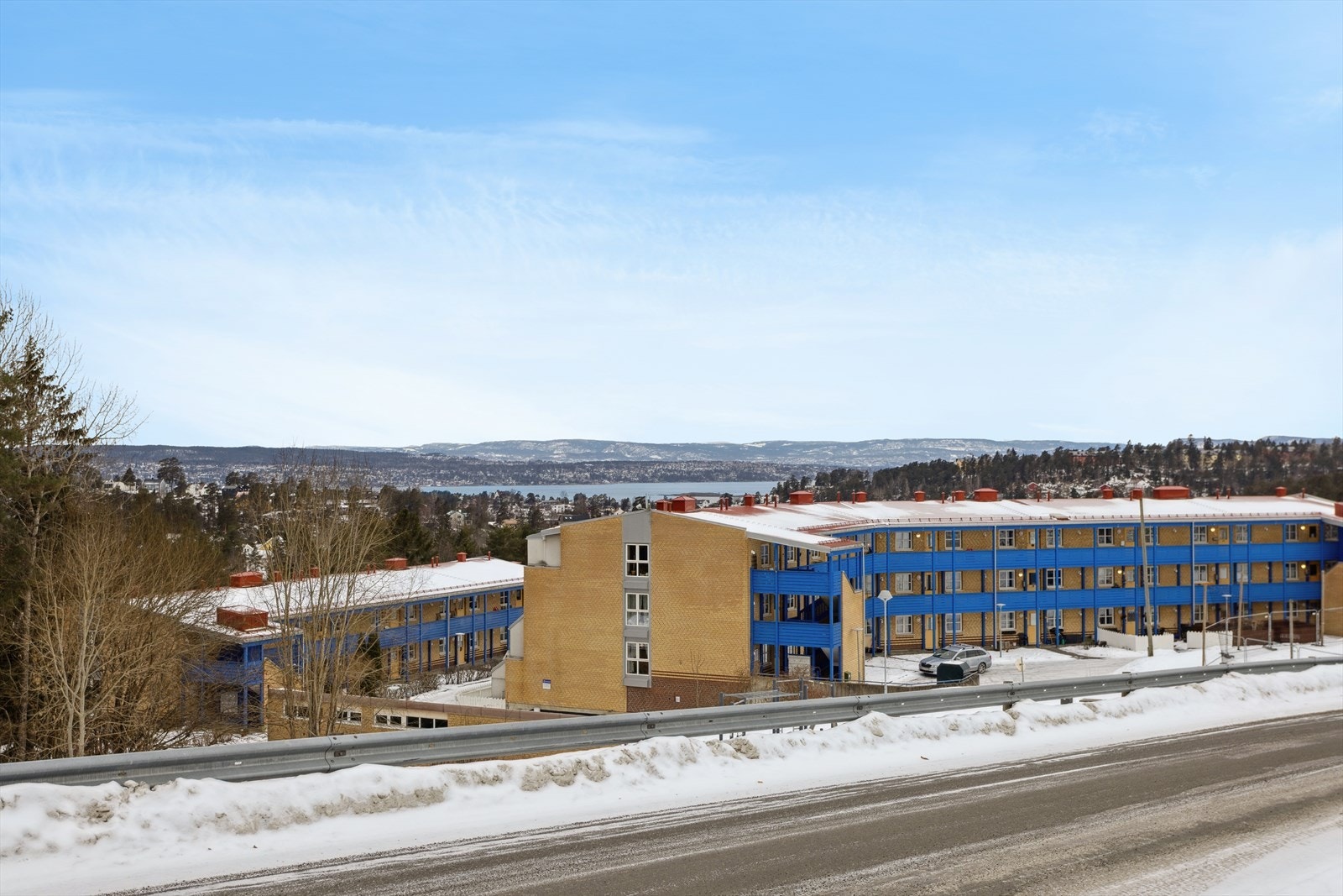 Kort gange fra boligen, nederst i sameie, ser man flott utsikt mot Bunnefjorden. Galleribilde