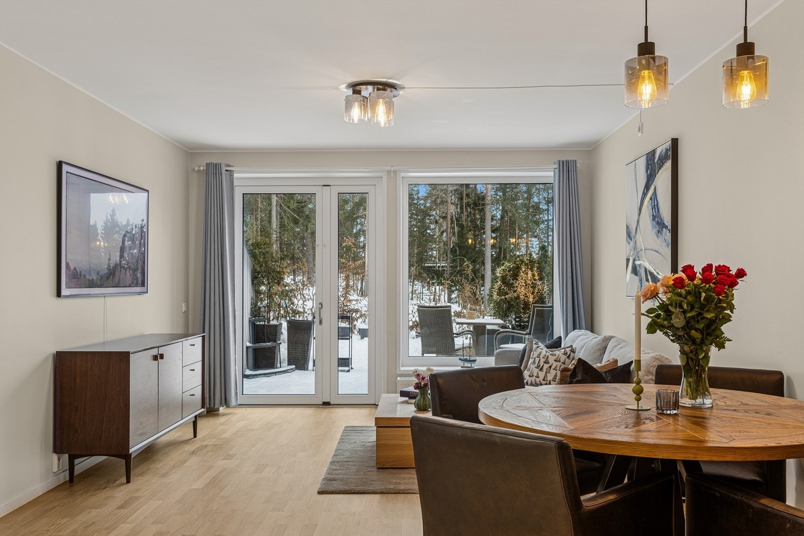 Stuen har utgang til hyggelig uteplass mot sydvest med god solforhold. Galleribilde