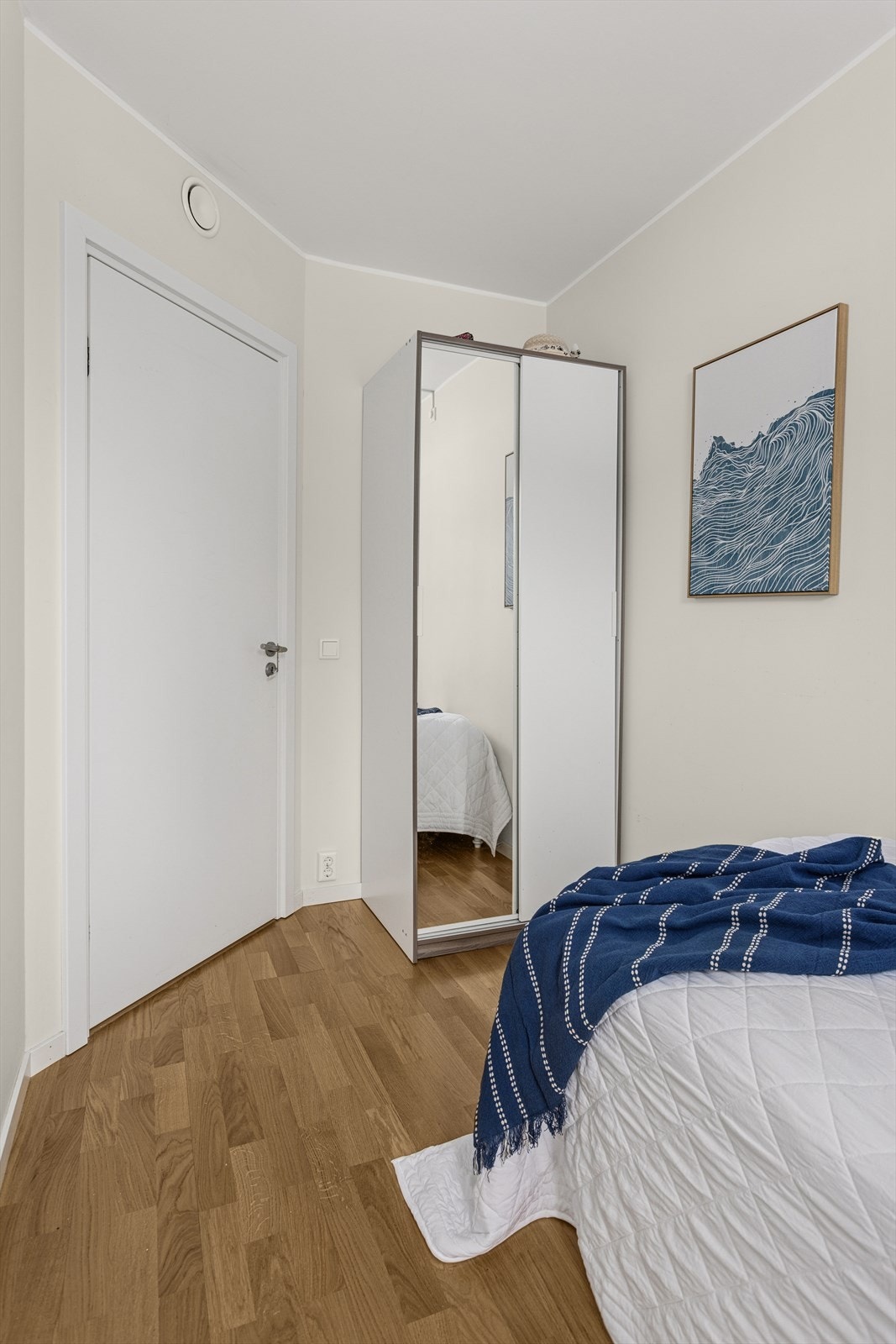 Soverom II har garderobeskap. Galleribilde