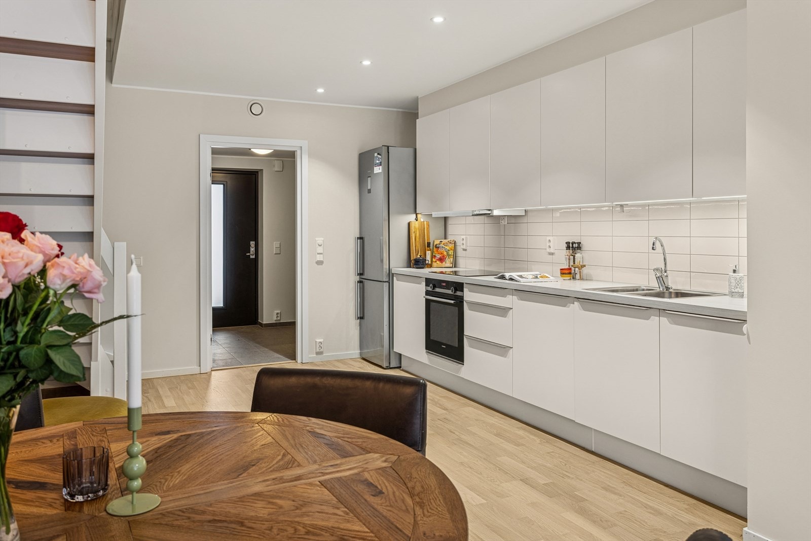 Kjøkkenet har god med skap- og benkeplass. Boligen har balansert ventilasjon med tilkoblet avtrekk over kokesonen. Galleribilde