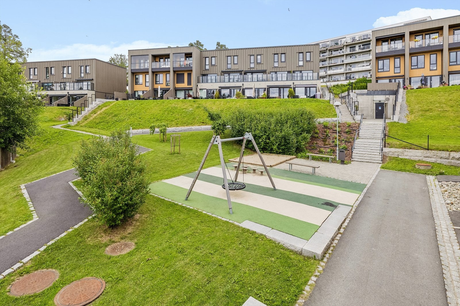 Flott opparbeidet lekeplass rett utenfor boligen. Galleribilde