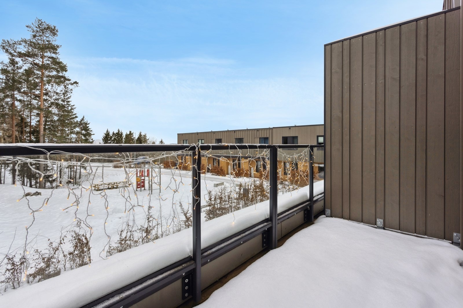 Hyggelig utsyn til borettslagets fellesareal. Galleribilde