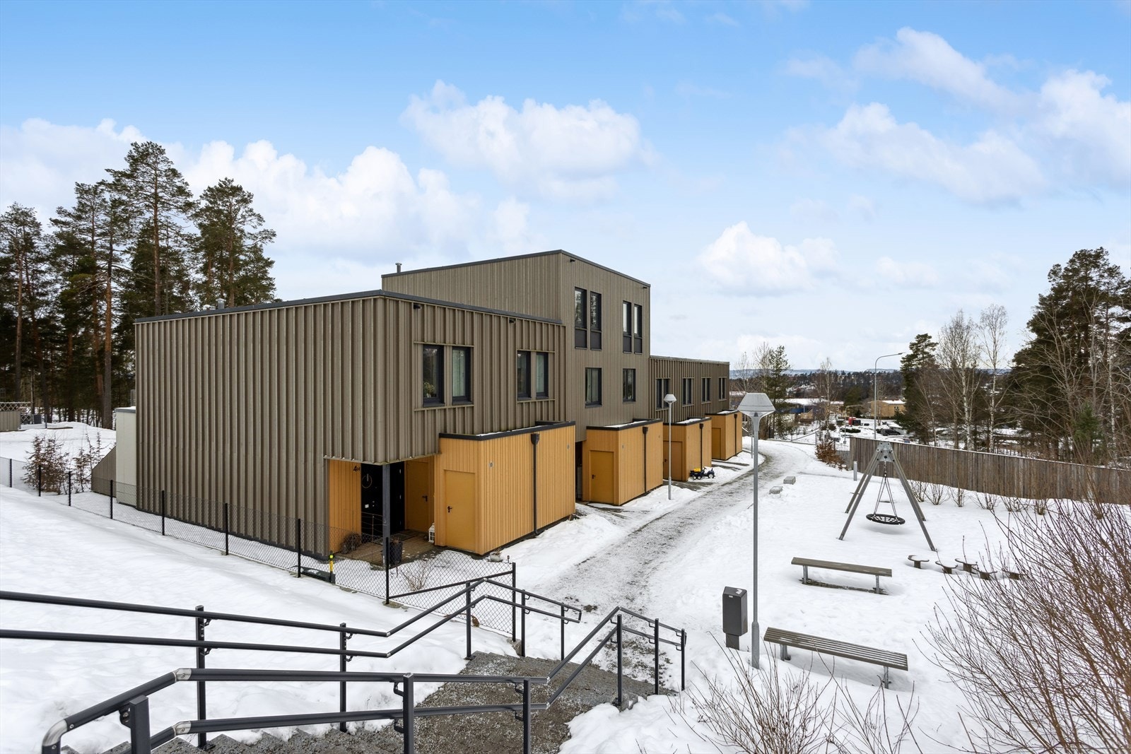 Barnevennlig og rolig området med flere lekearealer for barna. Galleribilde