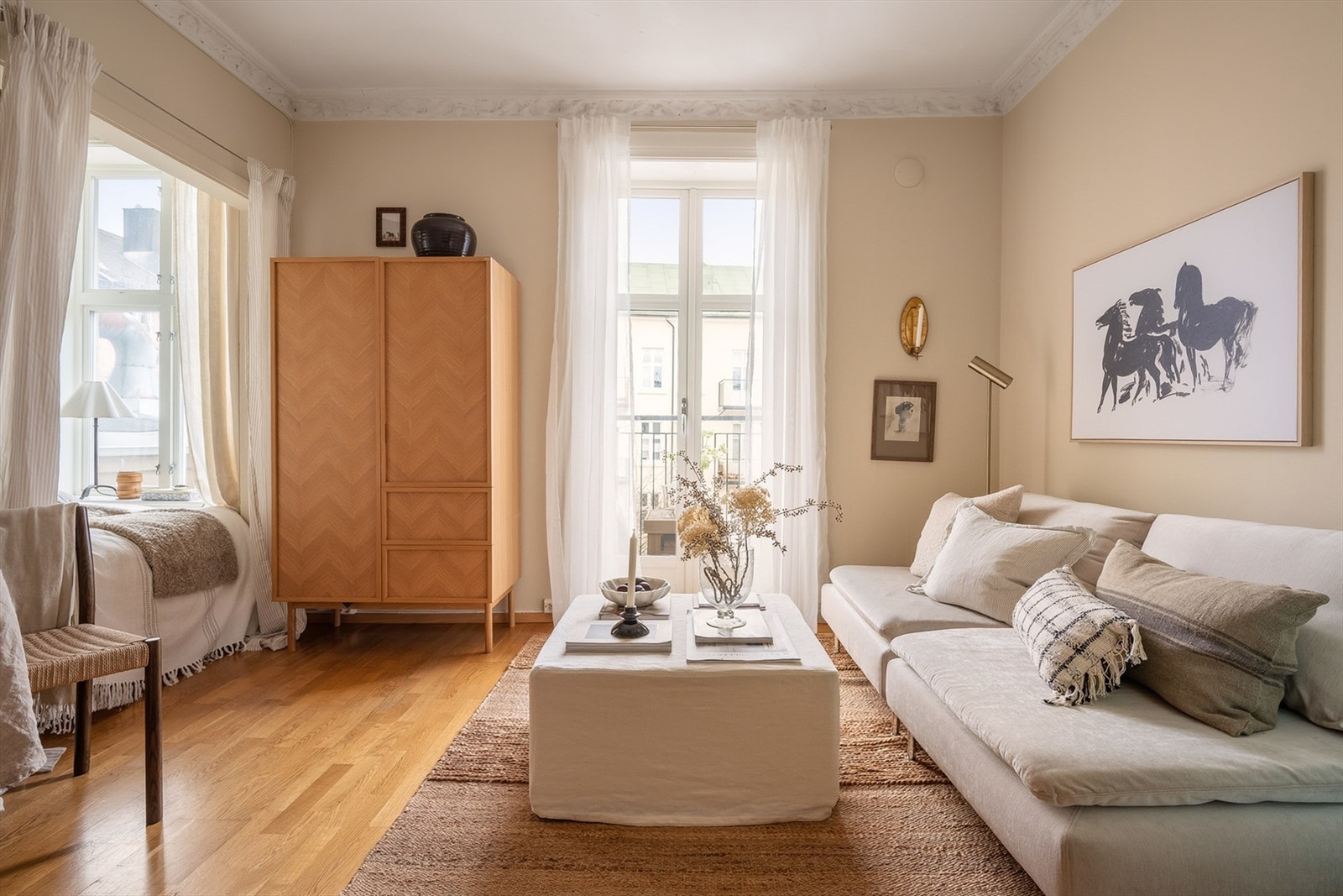 Det er rikelig med lysinnslipp gjennom store vindusflater. Galleribilde