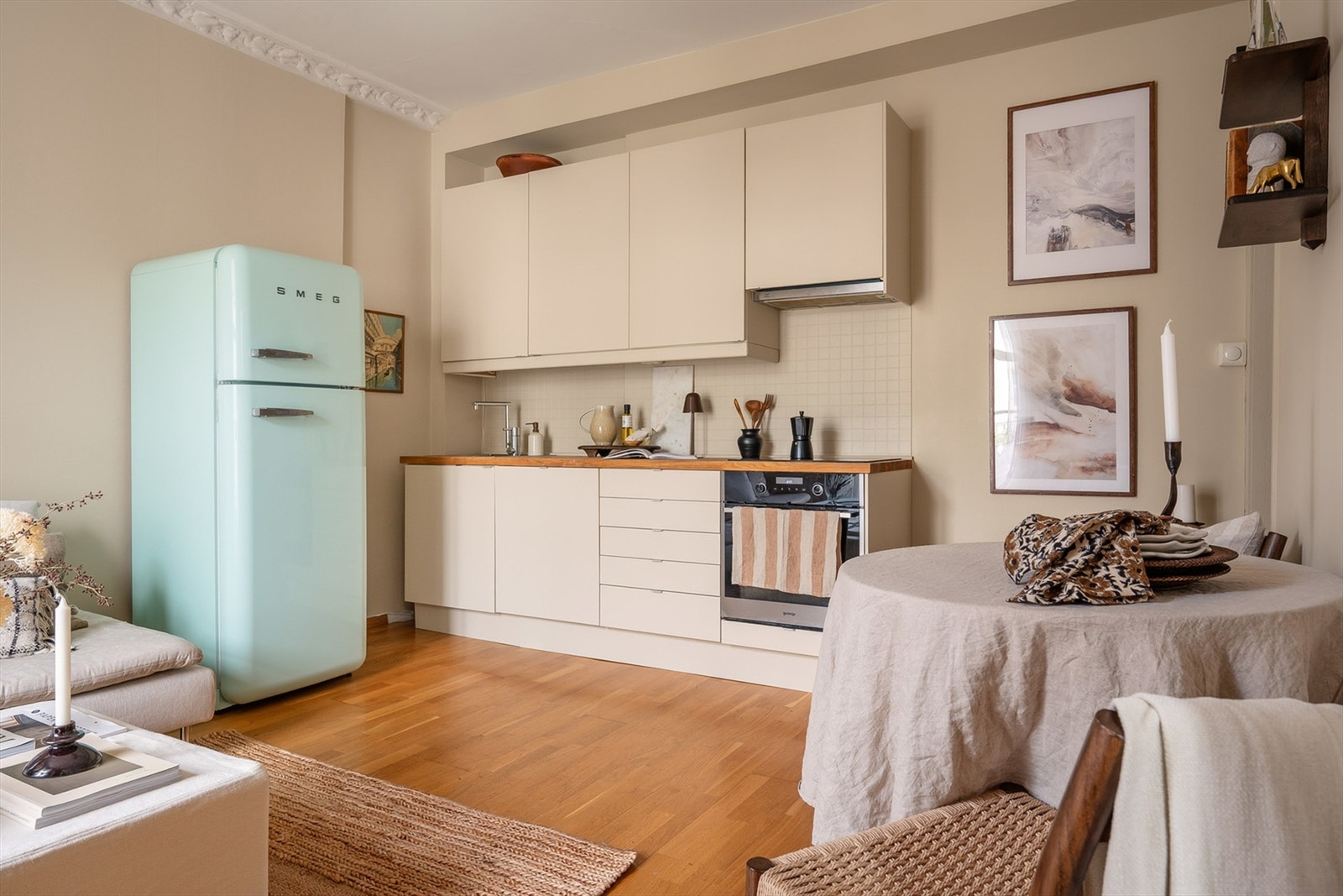 Det er rikelig med oppbevaringsplass i både skuffer og skap, og den store benkeplassen gjør det enkelt å tilberede gode måltider. Galleribilde