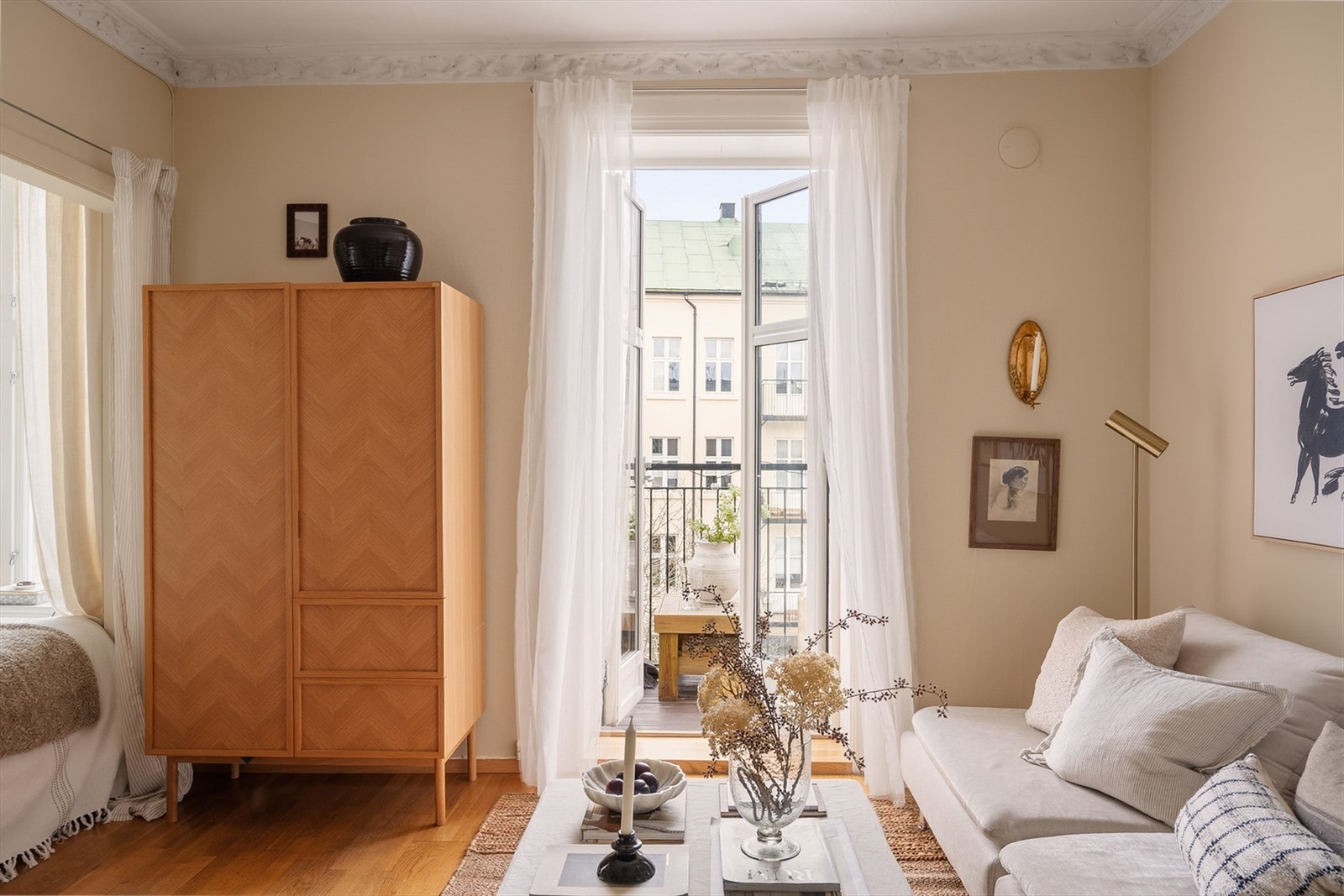 Fra stuen er det utgang til en romslig balkong. Galleribilde