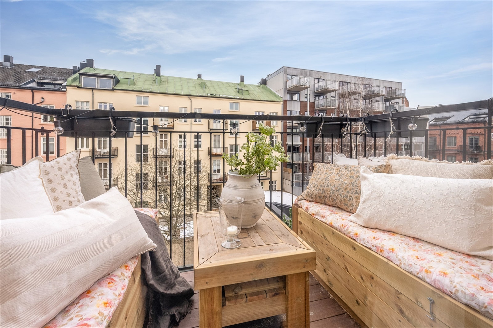 Balkongen er av god størrelse og har plass til ønsket utemøblement. Galleribilde