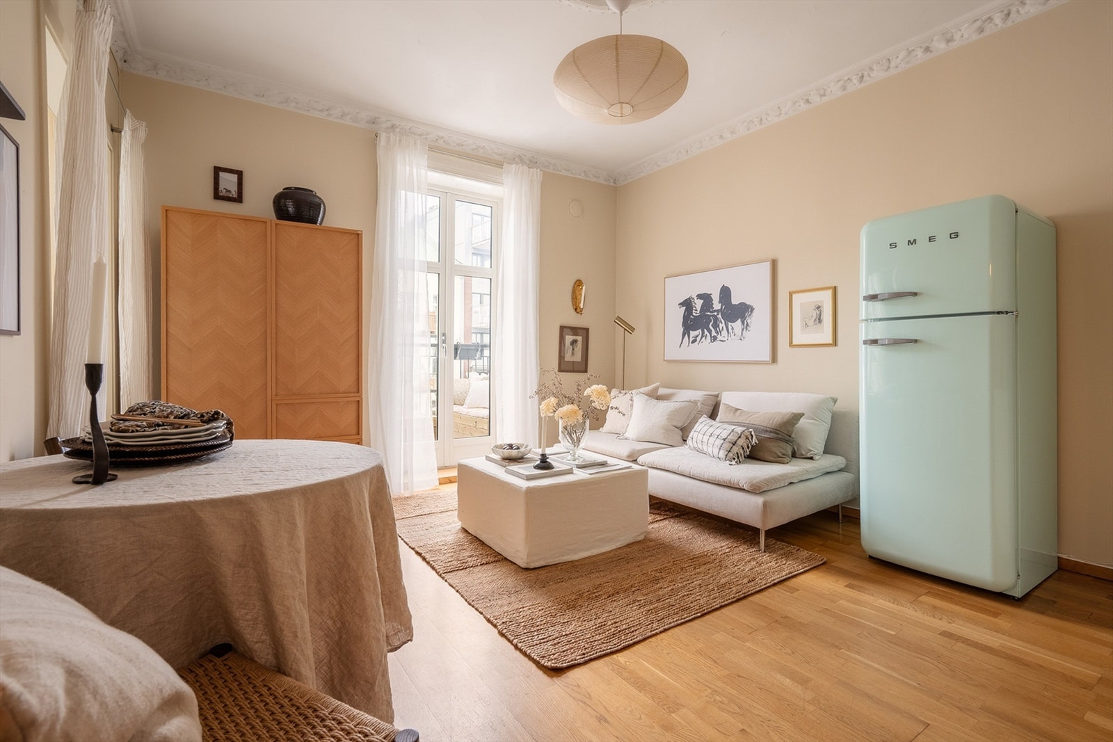 Stuen er av god størrelse med plass til å møblere i soner. Galleribilde