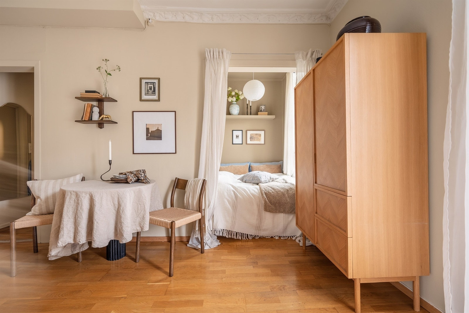 Leiligheten har en praktisk sovealkove. Galleribilde