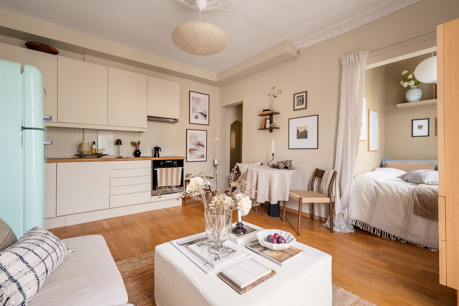 En gjennomført og klassisk 1-roms med god planløsning, velholdte overflater og rosett/stukkatur. Galleribilde