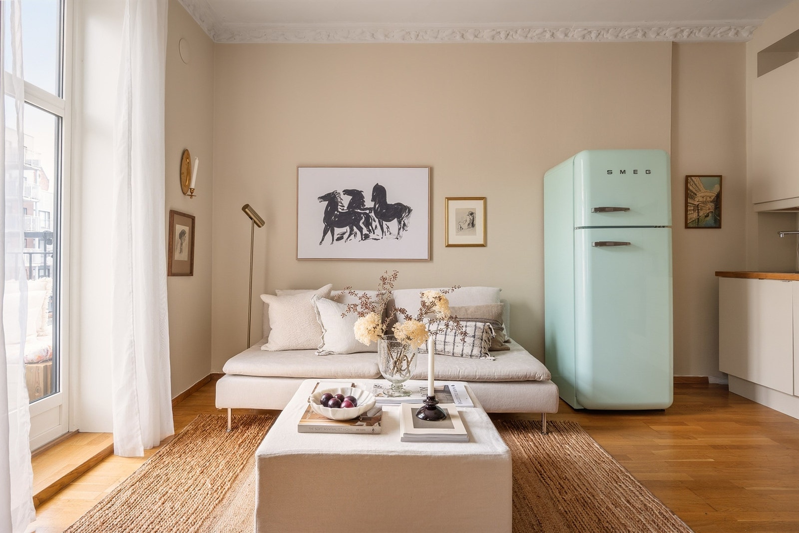 Det er god plass til sofa og salongbord om ønskelig. Galleribilde