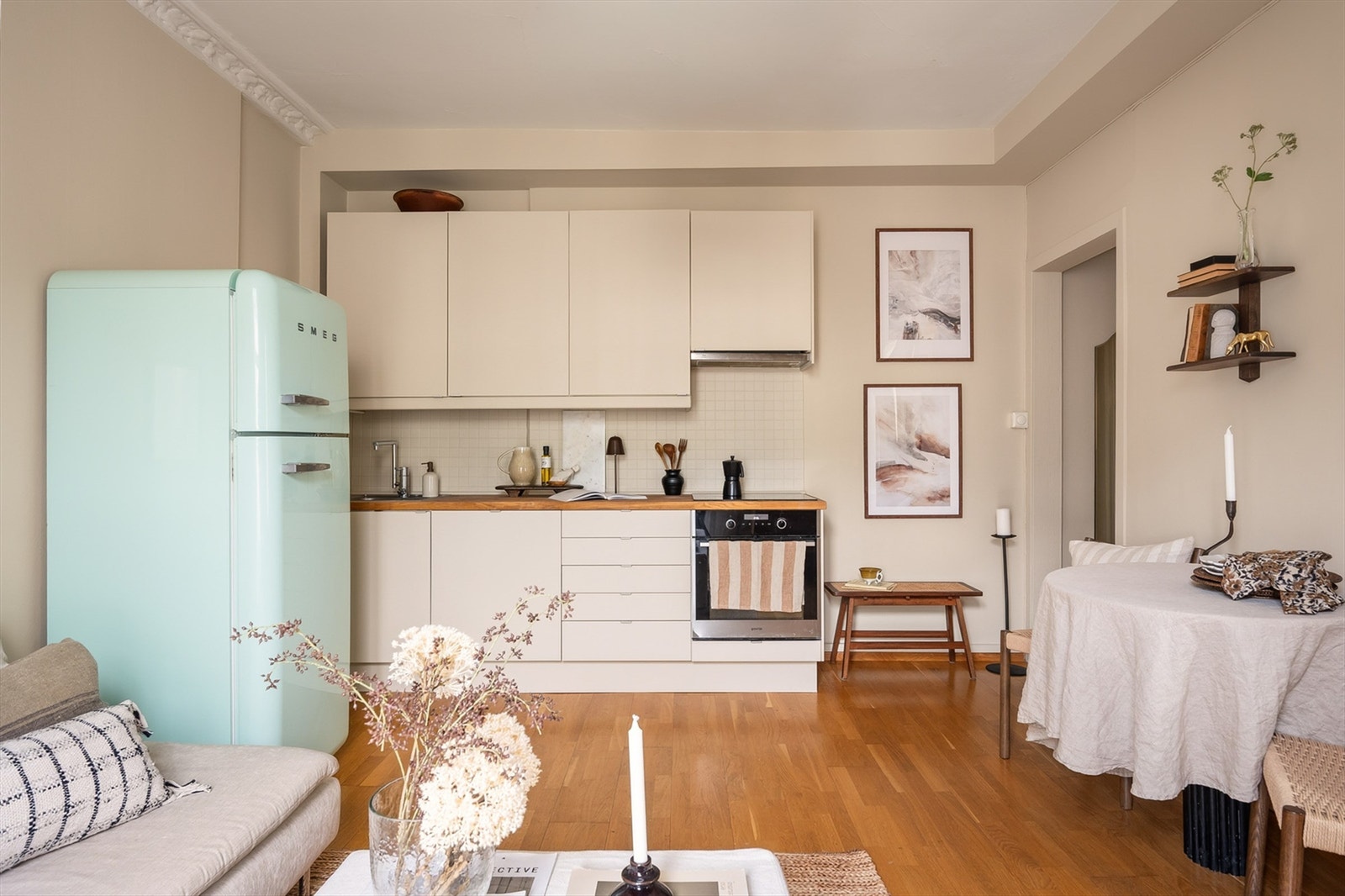 Kjøkkenet er holdt i en åpen løsning. Galleribilde