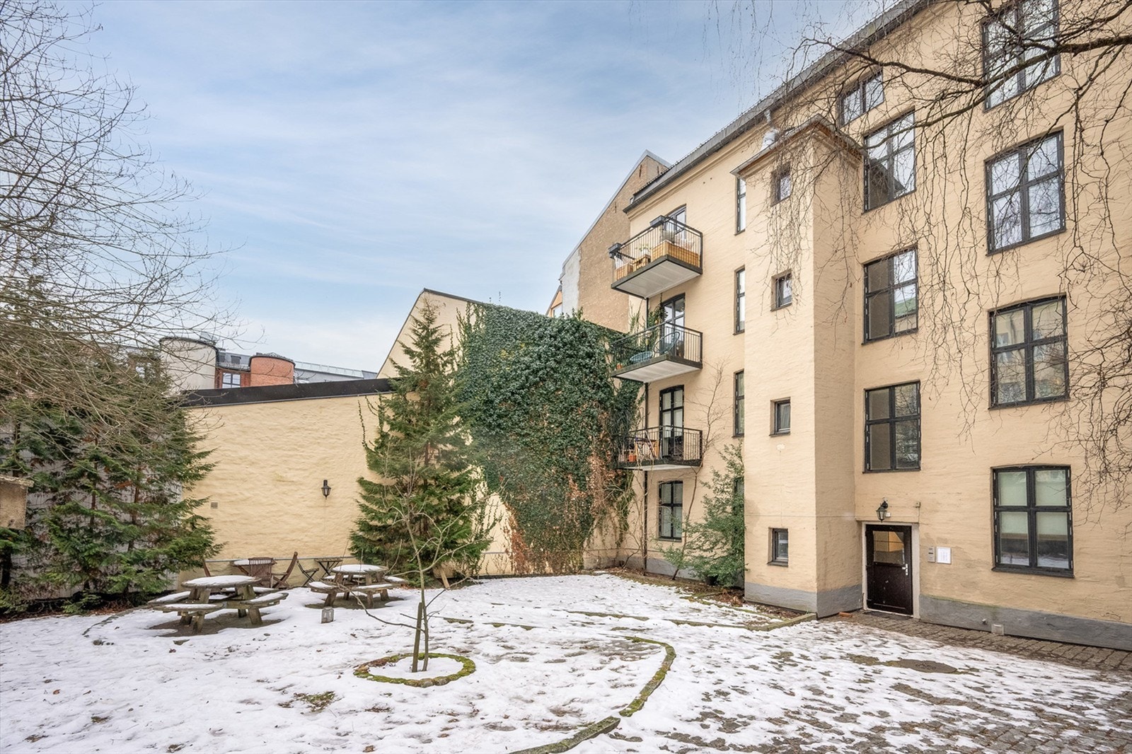 Svært sentral og med balkong og alkovevindu mot bakgård. Galleribilde