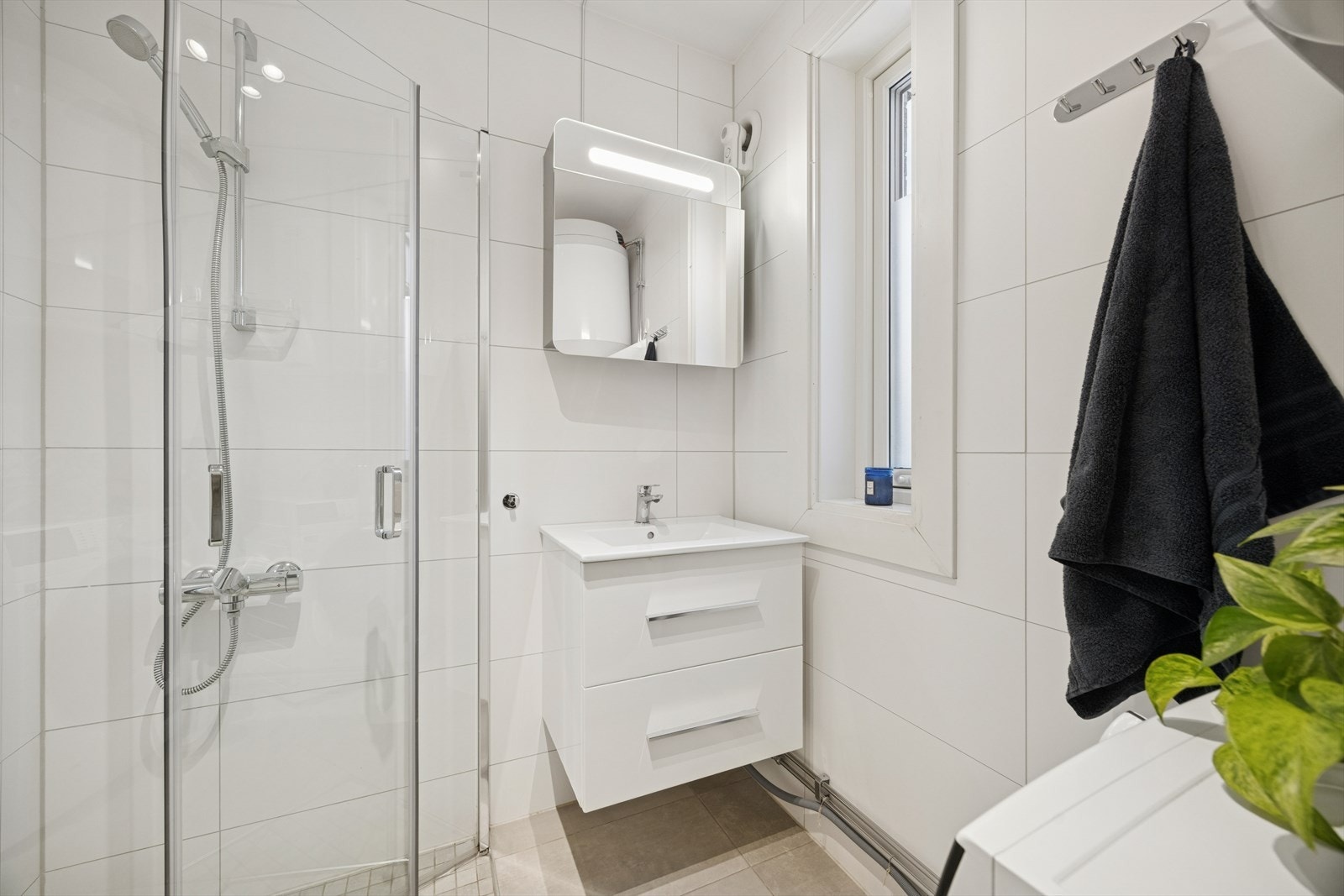 Baderommet er oppgradert i 2020 og måler 4,1 kvm. Galleribilde