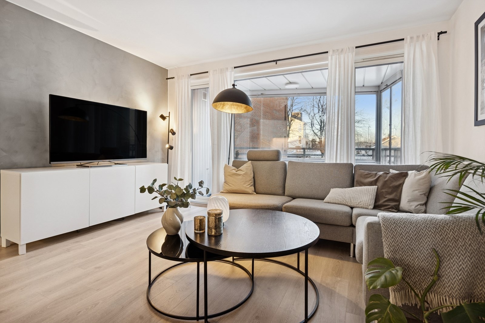 Fra stuen har du utgang til en innglasset balkong på ca. 8 kvm. Selger opplyser om: Kveld/ettermiddagssol. På sommeren kommer solen på verandaen rundt 14. Galleribilde