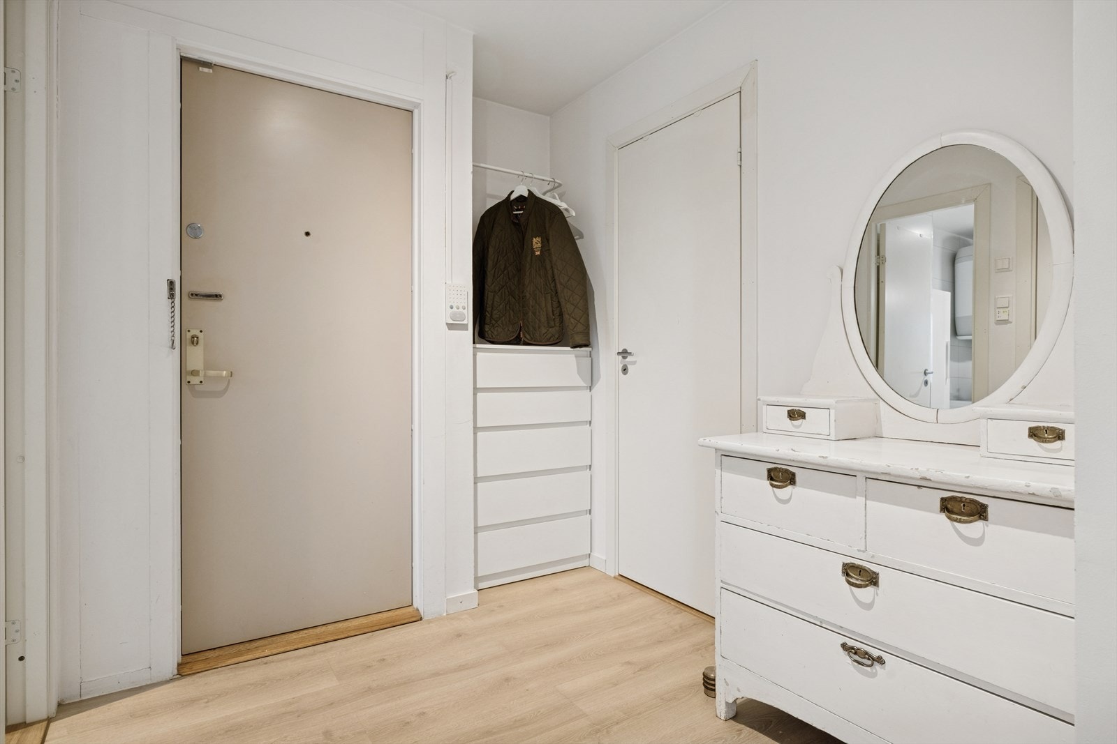 Entréen er innbydende og har nok plass til oppheng/oppbevaring av yttertøy og sko. Galleribilde