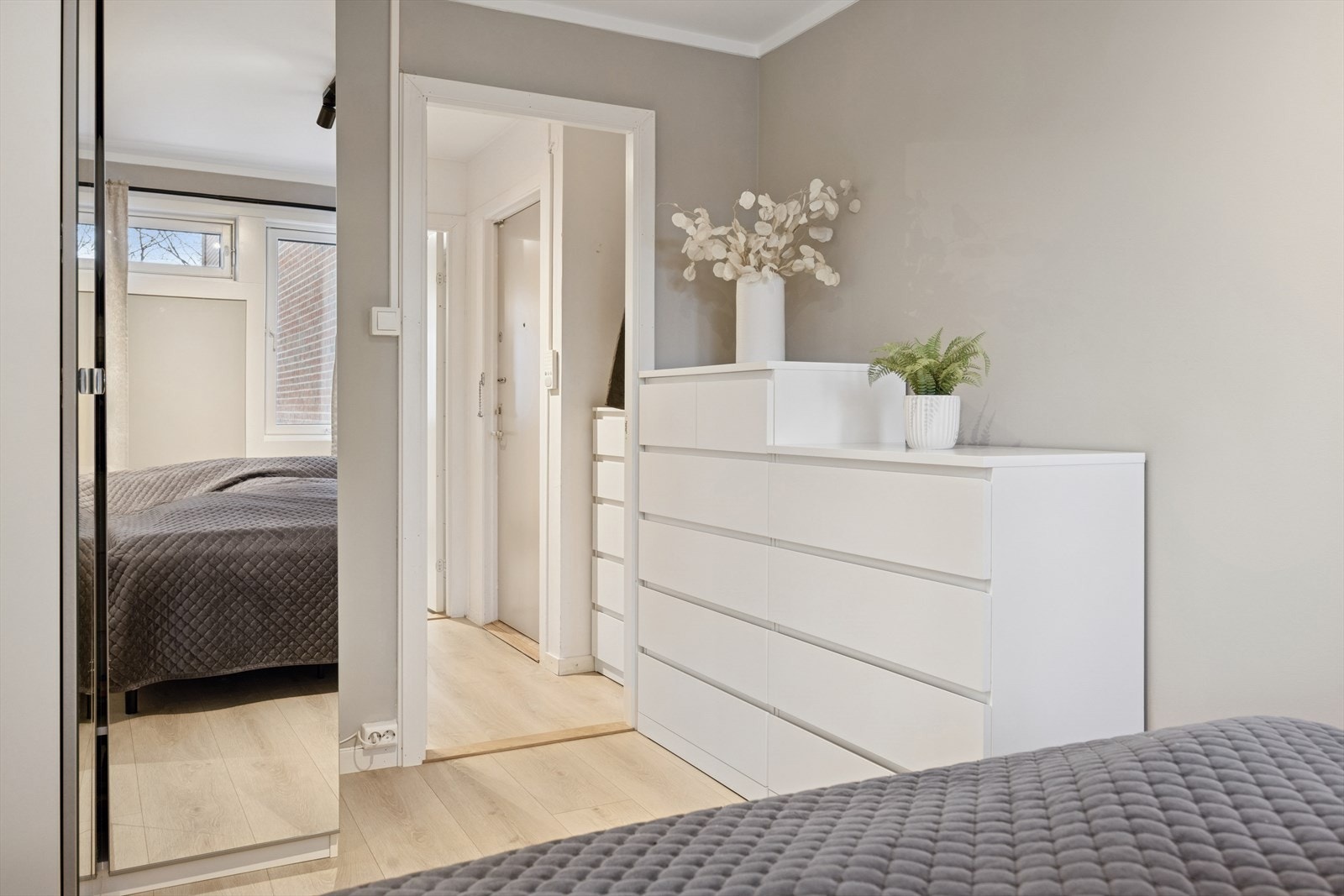 Dette soverommet måler 10,4 kvm og har god plass til dobbeltseng og ønsket garderobeløsning. Malt i en moderne og behagelig fargetone. Galleribilde