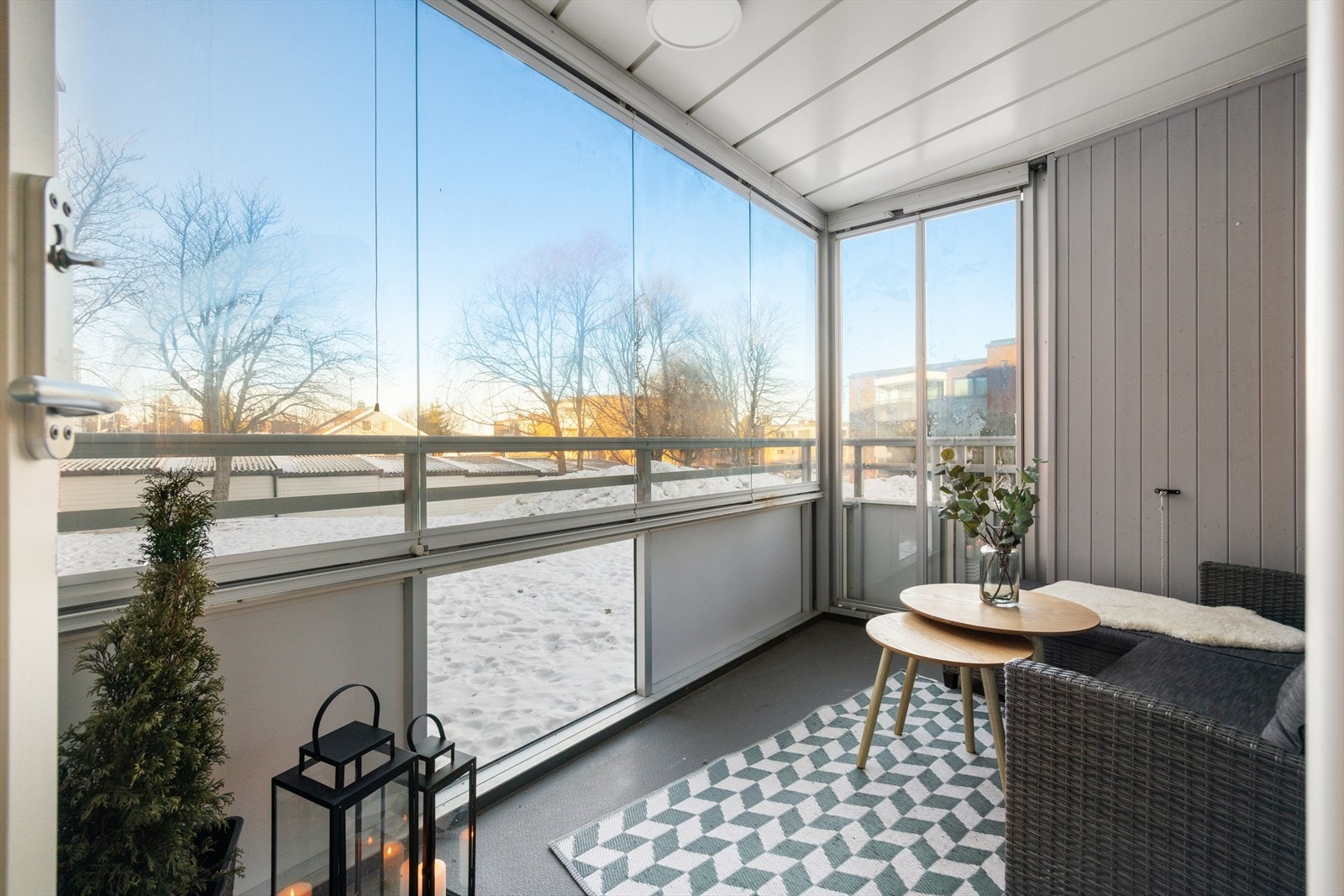 Uteplass som inviterer til lange, gode stunder i sommervarmen. Her har du god plass til ønsket utemøblement. Galleribilde