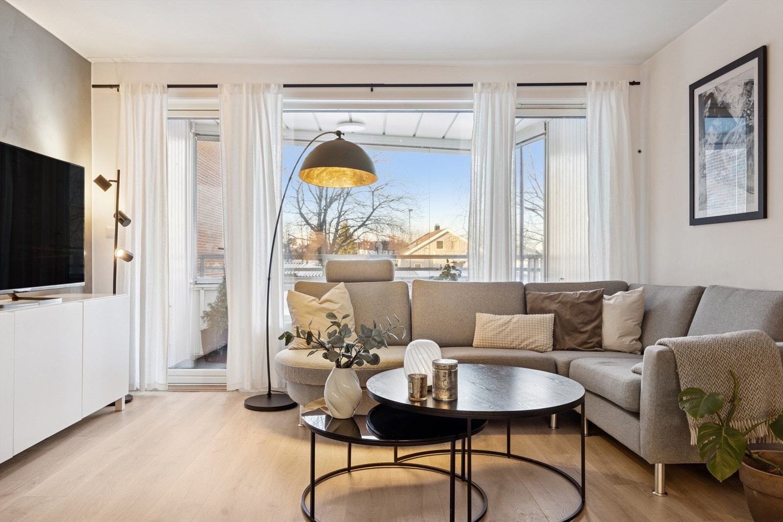 DNB Eiendom v/ Joakim Erlien Grefstad har gleden av å ønske velkommen til Leistadgrenda 5! En lekker 3-roms leilighet på Øvre Charlottenlund - Brundalen. Galleribilde