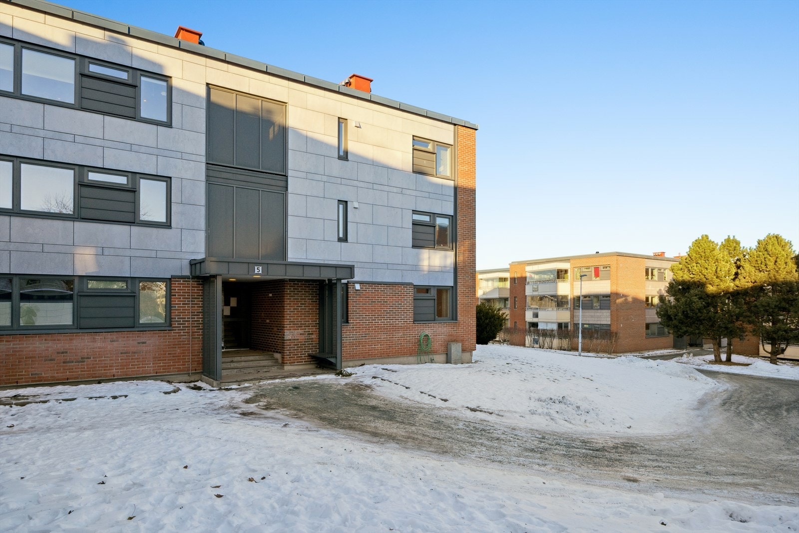 Innen kort avstand finnes servicefunksjoner som blant annet flere nærbutikker, barnehager, skoler og, helse- og velferdssenter. Galleribilde