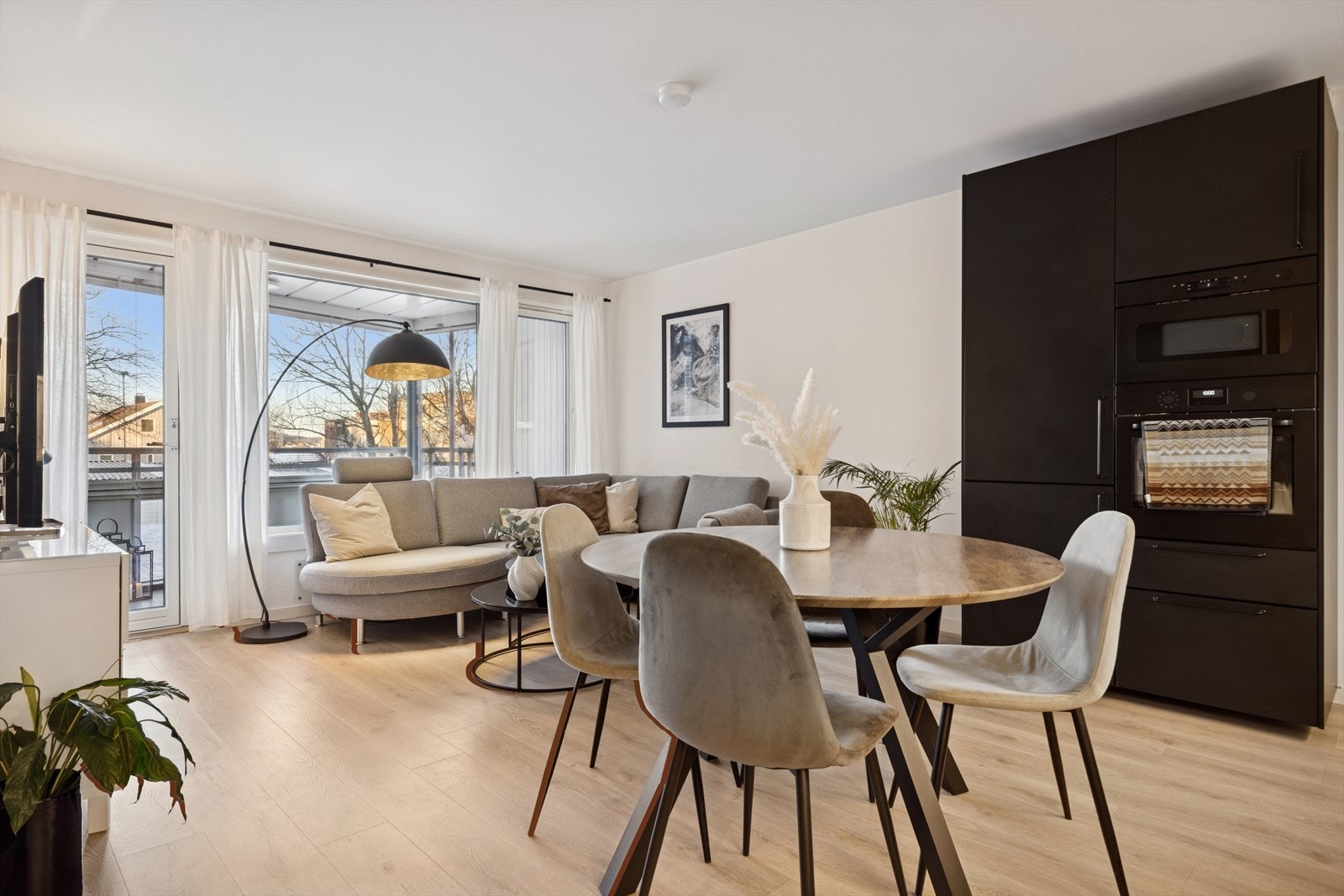 Leiligheten måler 55 kvm (BRA-I) og består av entrè, stue, kjøkken, bad og to romslige soverom. Lys og trivelig stue med spiseplass, perfekt for både hverdag og gjester. Galleribilde