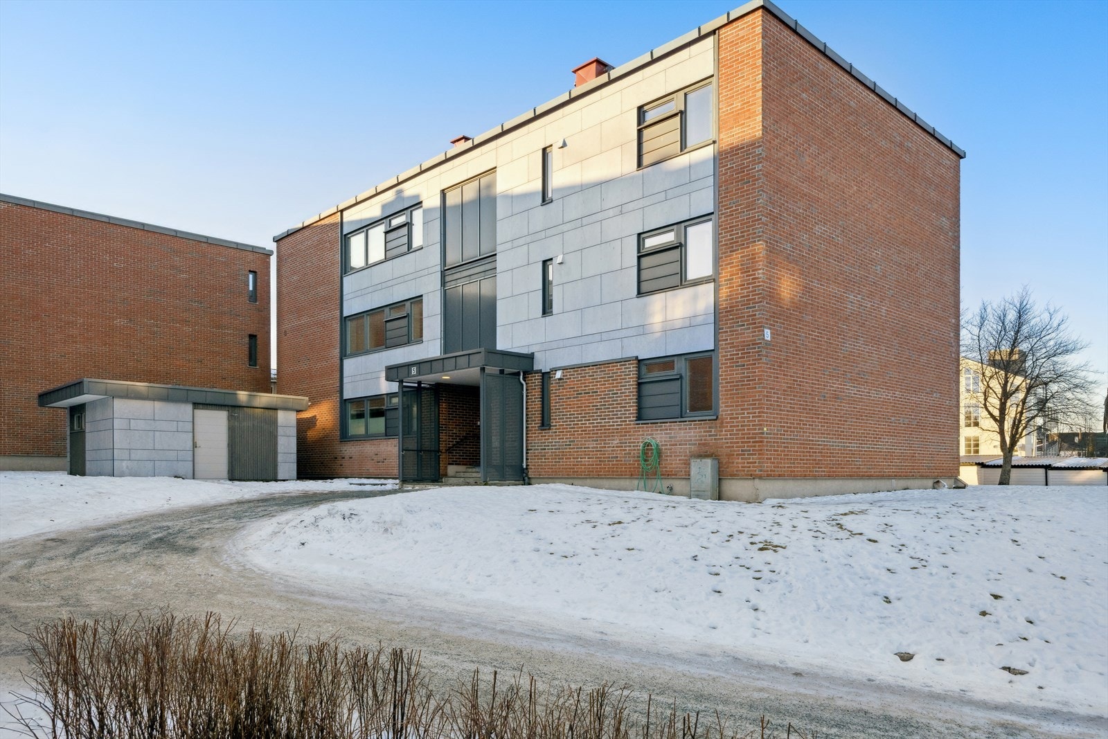 Borettslaget er pent opparbeidet med lekeplasser, benker, internstier og grøntarealer. Et rolig og familievennlig sted å bo. Galleribilde