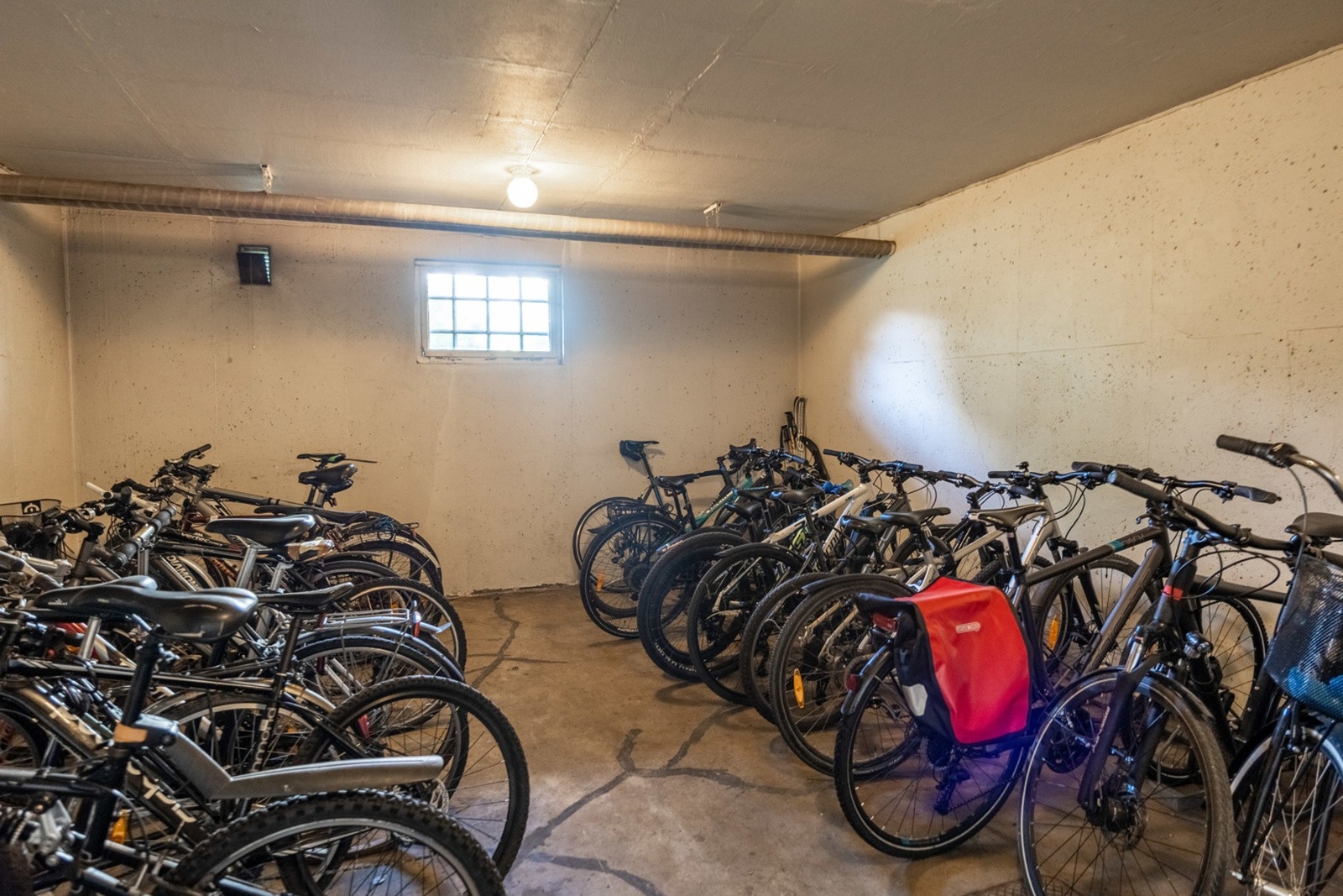 Veldrevet sameie med felles sykkelbod og vaskeri i kjeller. Galleribilde