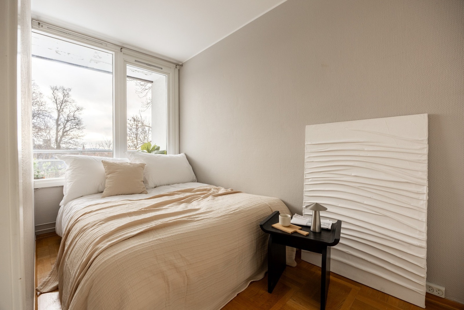 Lys, romslig soverom med plass til dobbelseng. Galleribilde