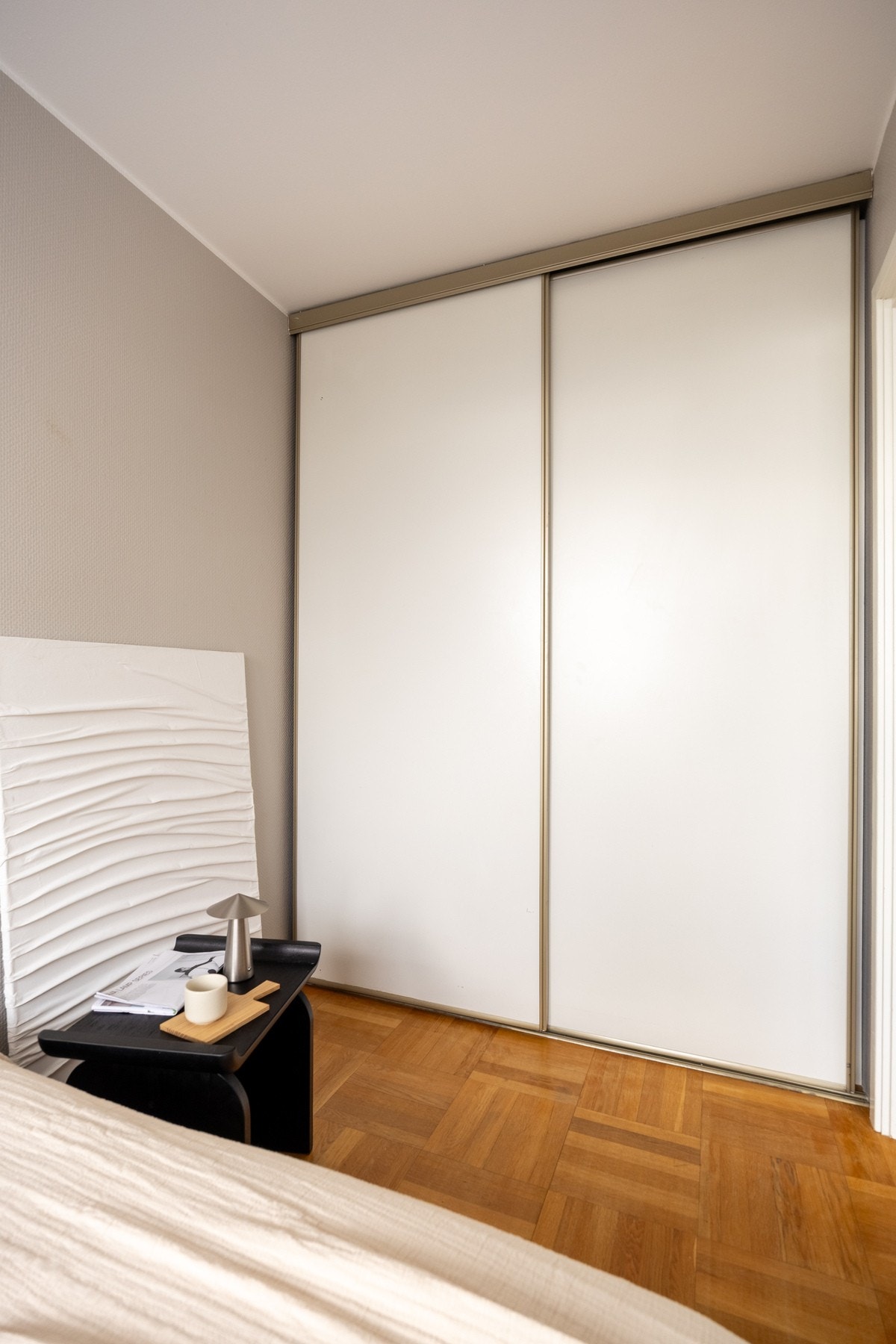 Soverommet er innredet med stor garderobeløsning. Galleribilde