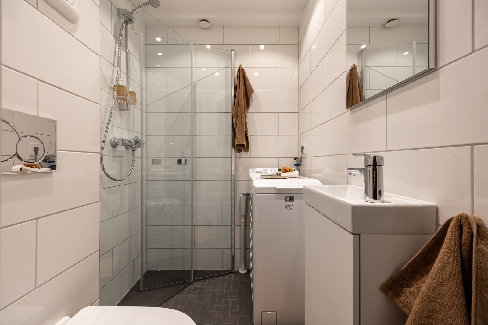 Lyst baderom oppusset i 2024 med flislagt gulv med varmekabler. Galleribilde