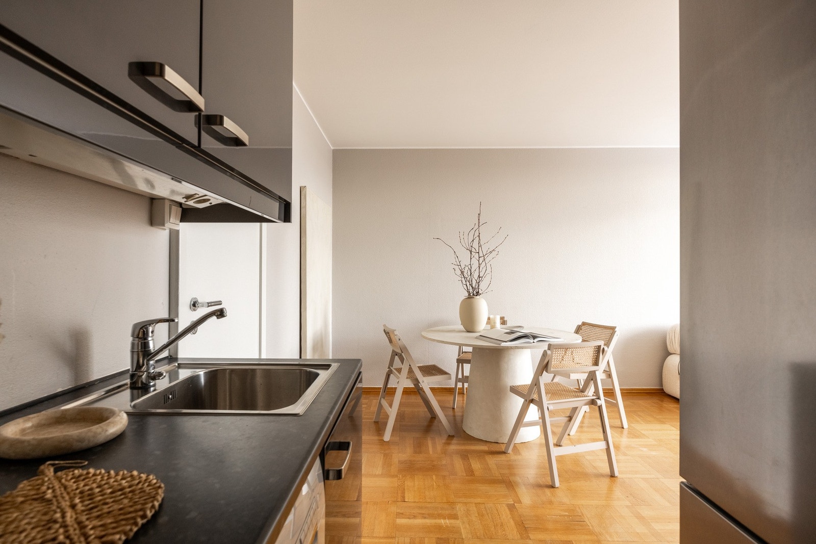 Pent og luftig kjøkken med praktiske løsninger samt godt med både skap- og benkeplass. Galleribilde