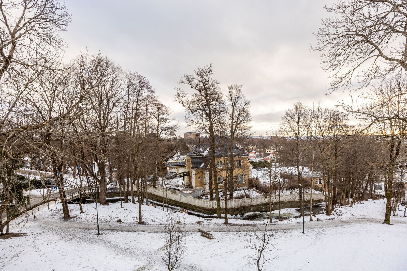 Fra balkongen har man gode solforhold og vendt mot frodige omgivelser. Galleribilde