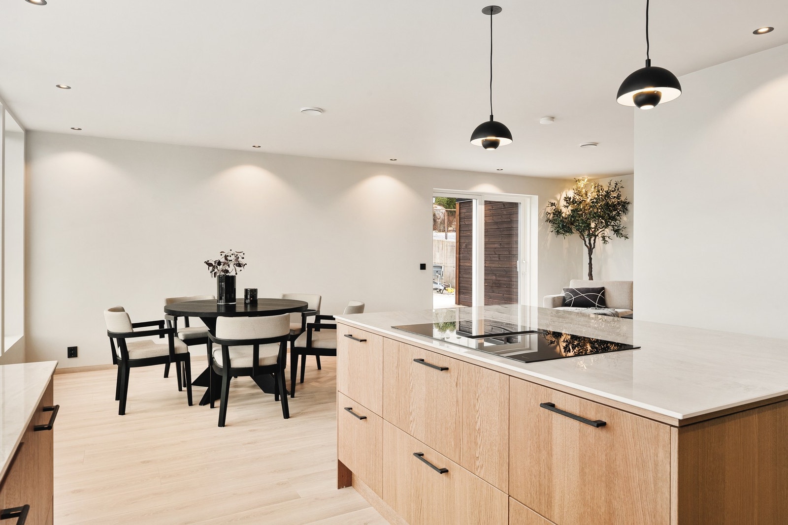 Kjøkkeninnredningen består av slette fronter, kompositt benkeplate, over benkeplaten er det benyttet malte flater, oppvaskkum, ventilator (kullfilter). Galleribilde