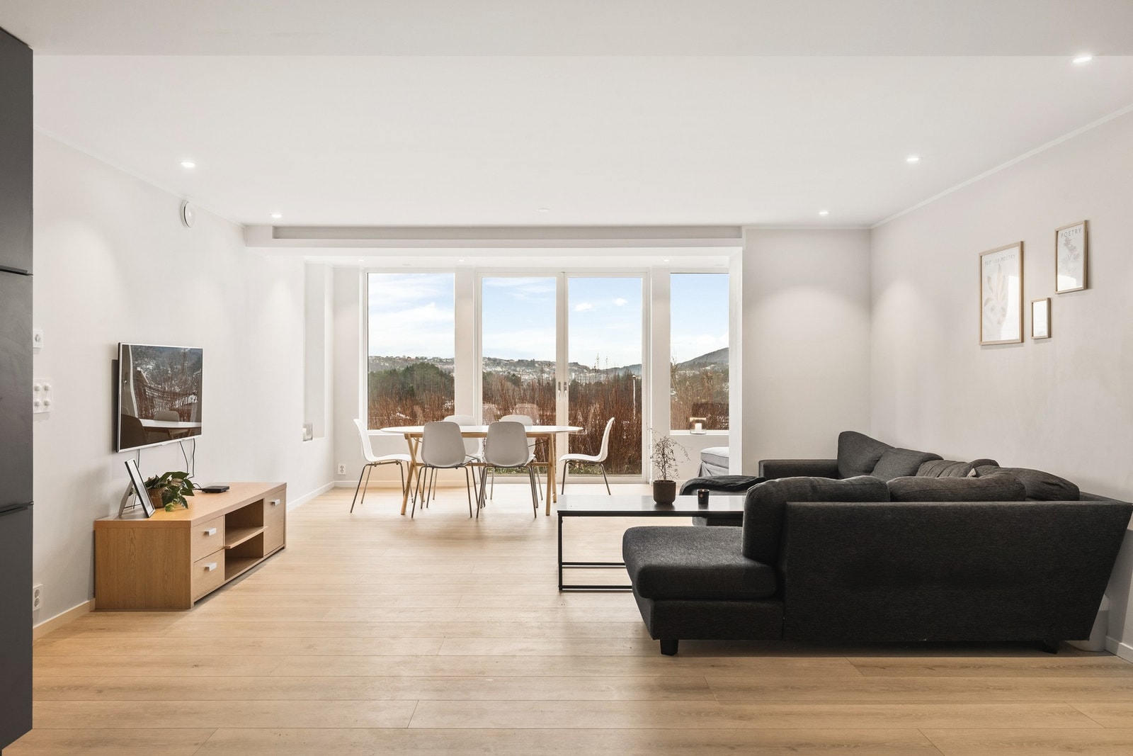 Vi tar turen videre inn til den åpne stue/kjøkkenløsningen på 37 kvm. Galleribilde