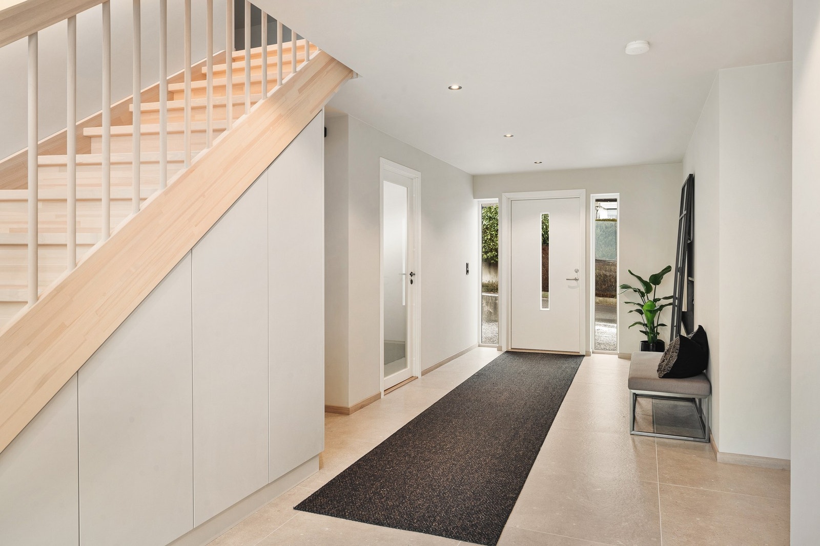 Velkommen inn! Det første som møter deg er en romslig gang på 24,3 kvm. Galleribilde