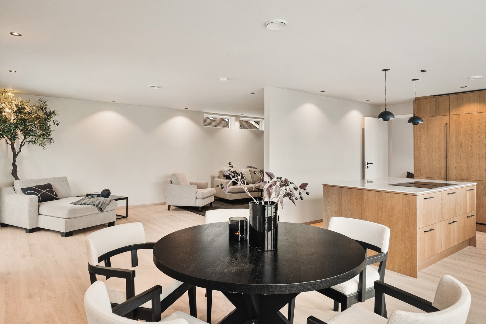 Rommet er praktisk utformet slik at det er enkelt å møblere i ulike soner. Galleribilde