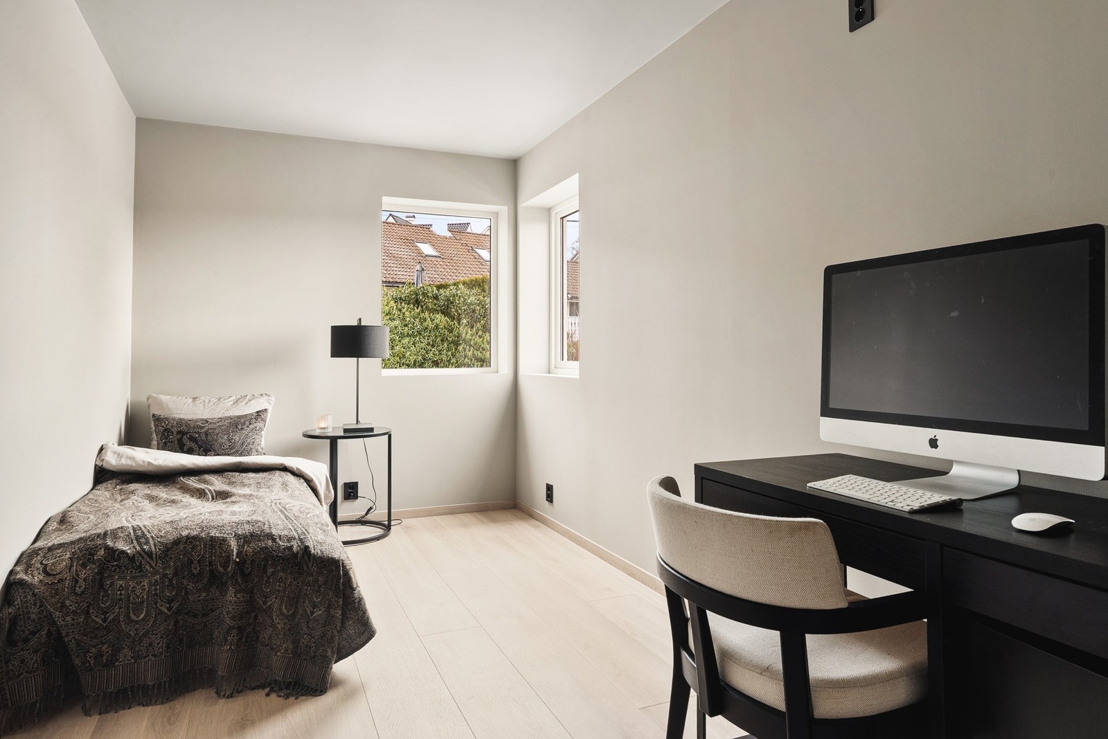 Det er god plass til dobbeltseng, nattbord og garderobeløsning. Galleribilde