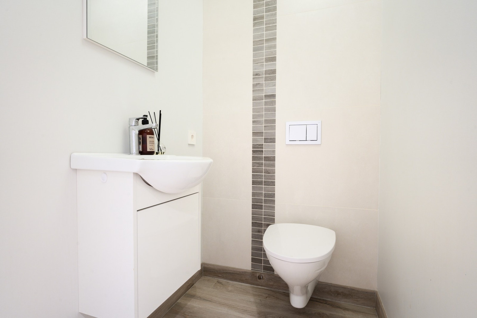 Praktisk gjestetoalett på 1,5 kvm med tilkomst fra gang. Galleribilde