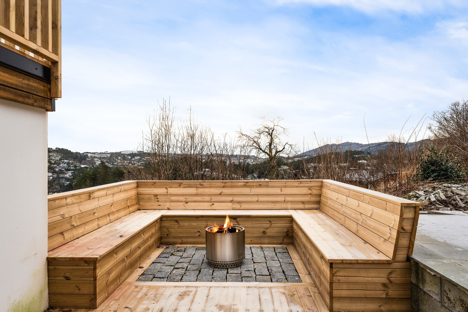 Fra stuen er det utgang til en stor og fin uteplass. Galleribilde