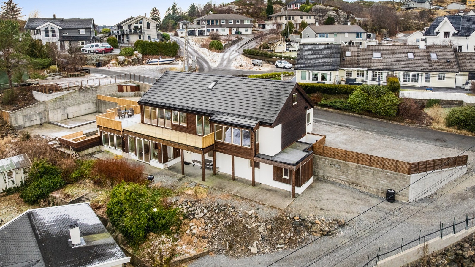 Eiendommen ligger fredelig til med lite gjennomkjøringstrafikk. Galleribilde