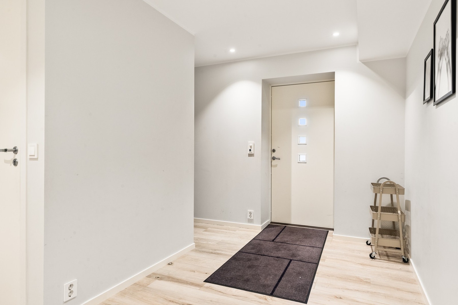 Velkommen inn! Her møtes du av en gang på 20,5 kvm. Galleribilde