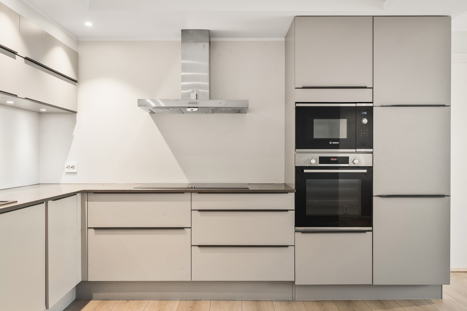 Av integrerte hvitevarer inneholder kjøkkenet induksjonsplatetopp, stekeovn, mikrobølgeovn, oppvaskmaskin og kjøl- og frys. Galleribilde