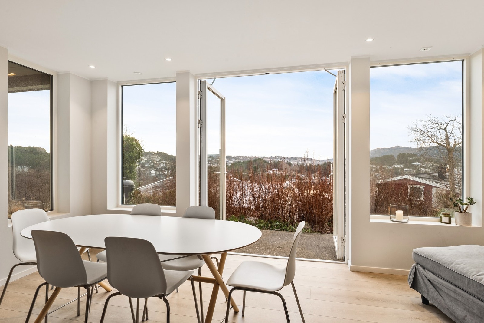 Her får man rikelig med daglys fra de store vindusflatene, som skaper en god atmosfære. Galleribilde