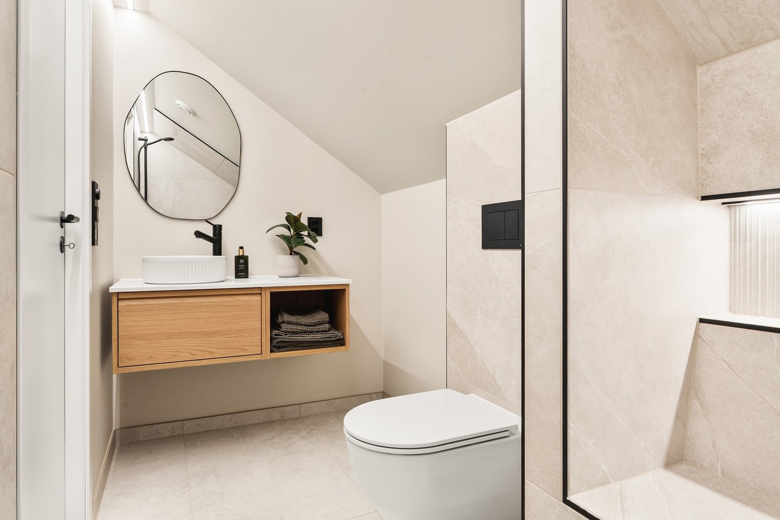 Rommet inneholder: Vegghengt toalett, helstøpt servant, skuffer under servant med slette fronter og dusjgarnityr. Galleribilde