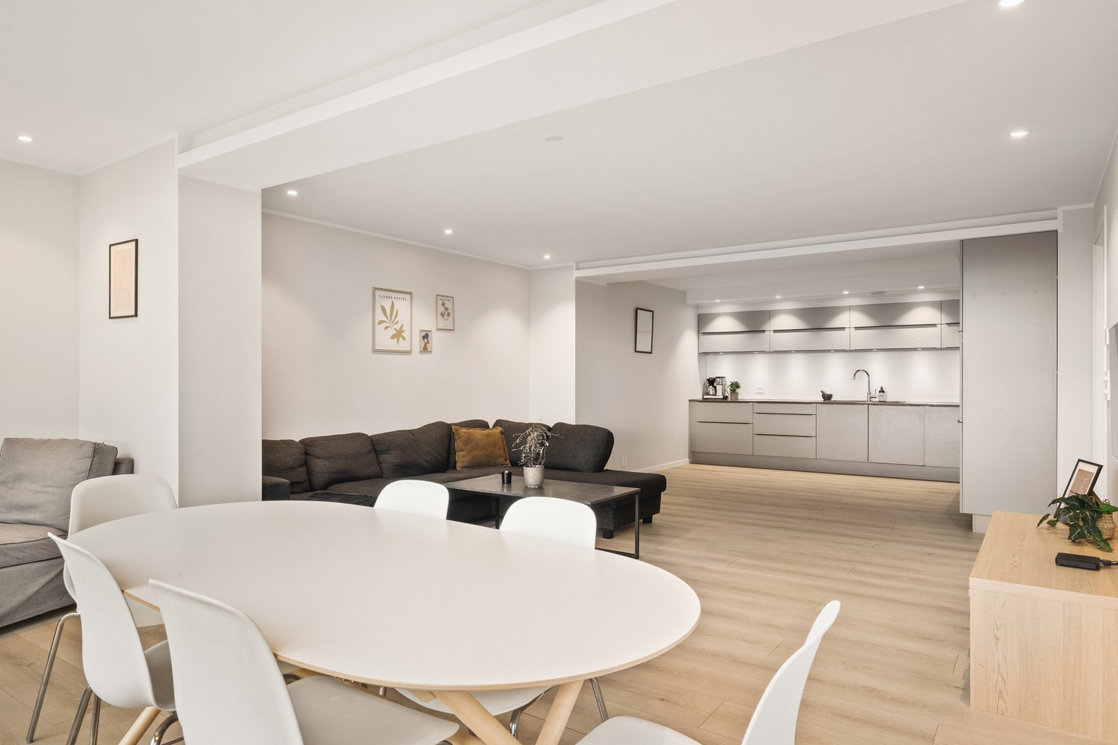 Det er god plass til sofa, stuebord og spisegruppe. Galleribilde