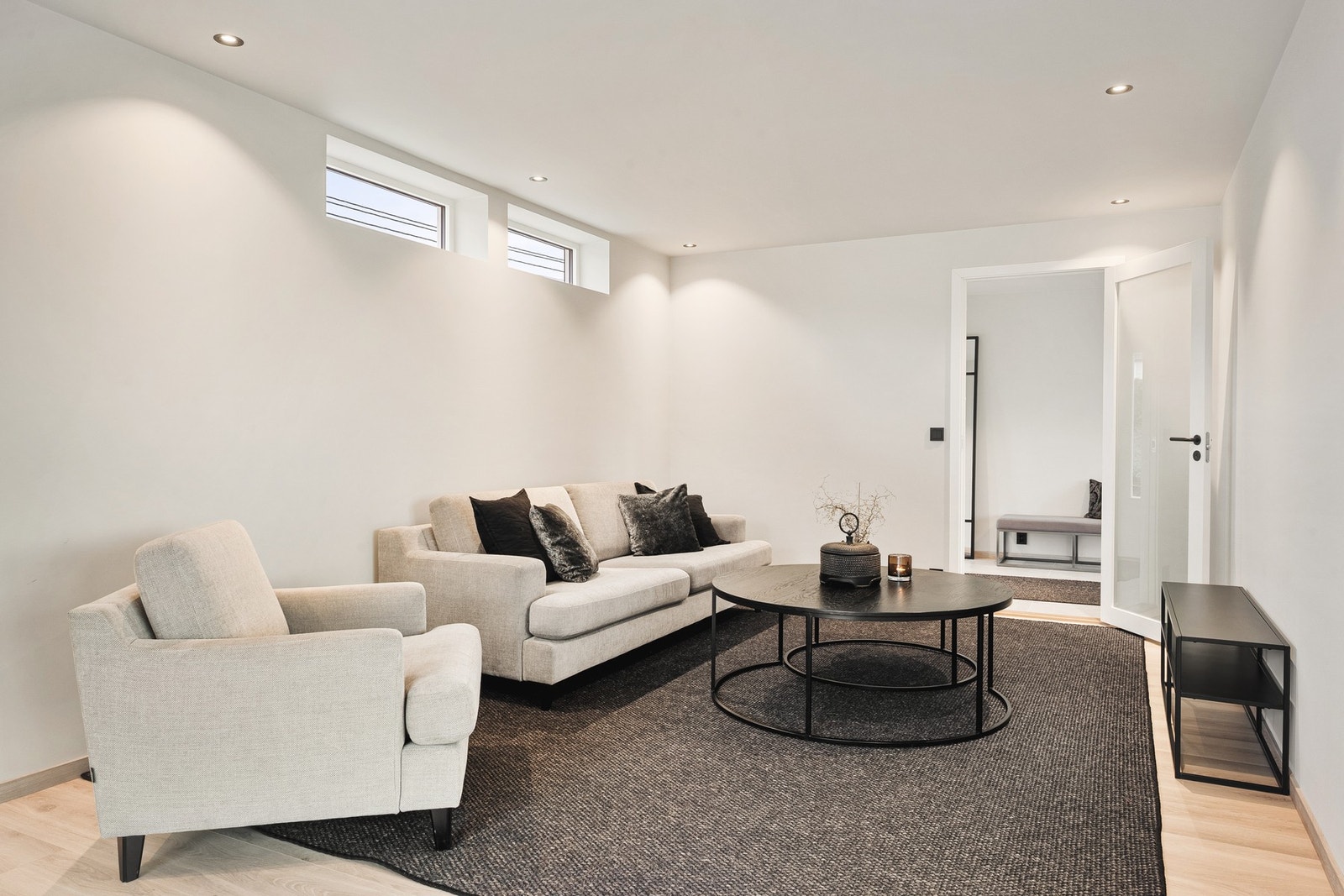 Vi tar turen videre inn til den åpne stue/kjøkkenløsningen. Galleribilde