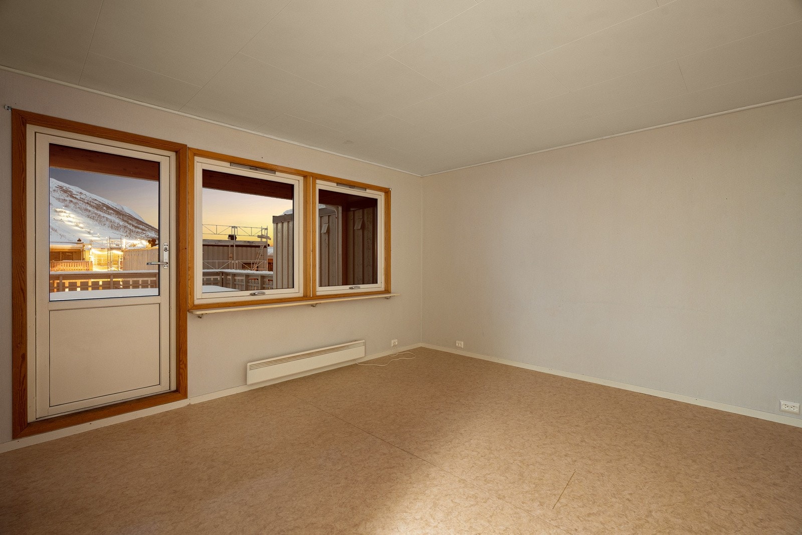 Utgang til stor veranda med gode solforhold og fin utsikt.